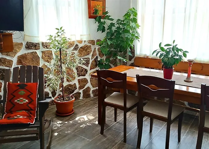 White Margarit Πανσιόν *