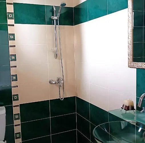 White Margarit Πανσιόν *